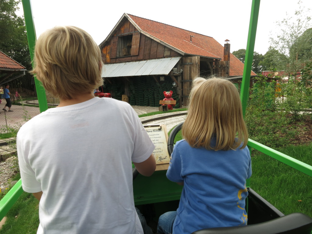 auf Traktorfahrt durch den Erdbeerhof